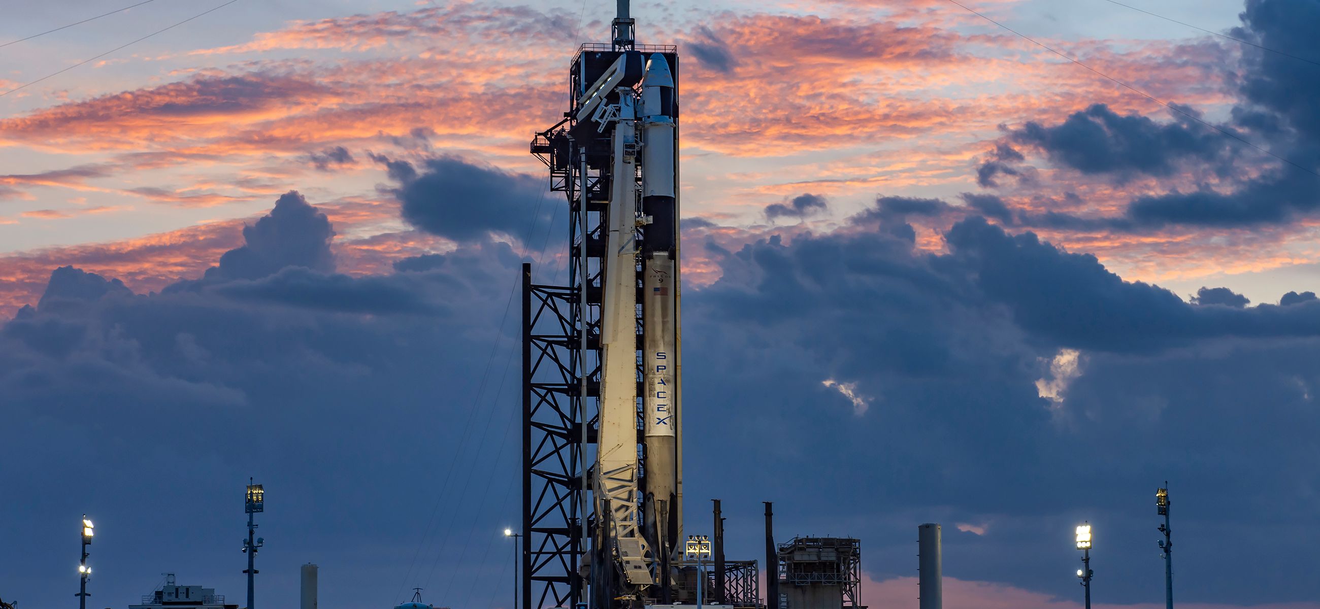 Foto cohete en la base atardecer