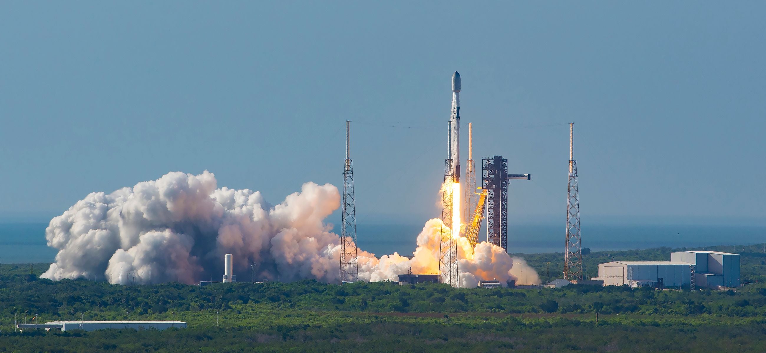 Foto de Cohete despegando de la base 